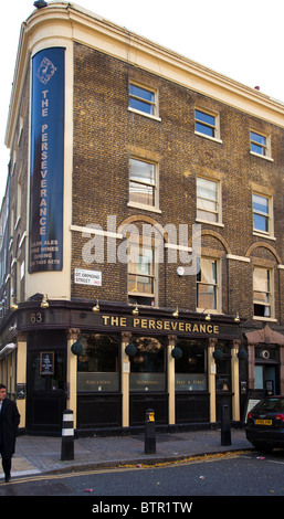 La persévérance sur l'angle de la Lamb's Conduit Street et Gt Ormond Street, Londres, WC1, UK Banque D'Images