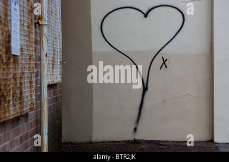 Coeur graffiti sur un mur à Brighton, East Sussex, UK. Banque D'Images