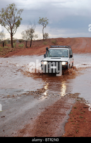 L'Australie, Mereenie Loop, véhicule hors route rouler dans l'eau Banque D'Images