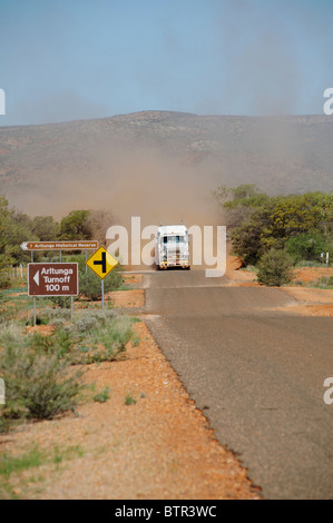 L'Australie, Territoire du Nord, le Parc National d'Uluru-Kata Tjuta, Vue du chariot sur road Banque D'Images