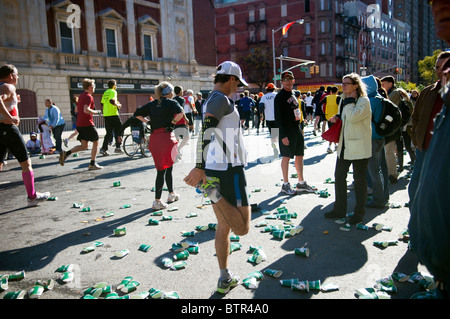 Les coureurs traversent Harlem dans l'ING New York City Marathon le dimanche, Novembre 7, 2010 Banque D'Images