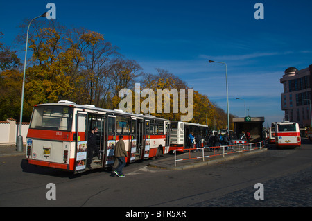 La station de bus et autocars Zelivskeho quartier Zizkov Prague République Tchèque Europe Banque D'Images