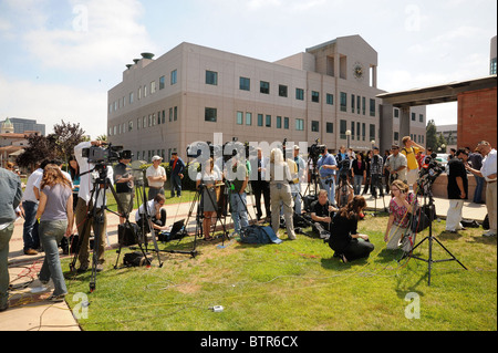 Les médias et les amateurs à l'extérieur de l'université UCLA Medical Center pleurer la mort de Michael Jackson Banque D'Images