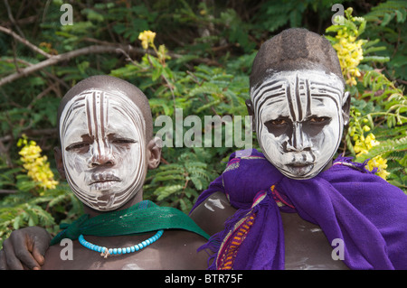 Deux garçons avec Surma, peintures corporelles, la vallée de la rivière Kibish Omo, Ethiopie Banque D'Images