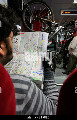 Matin les coureurs et les vélos à bord d'un wagon de train de banlieue à Austin, Texas Banque D'Images
