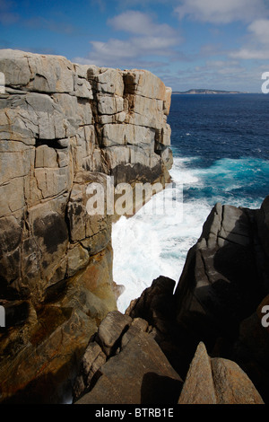 L'Australie, Torndirrup National Park, l'écart, vue de rock formation près de seaside Banque D'Images
