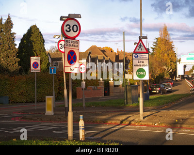 Plusieurs panneaux routiers sur une voie d'accès à New Malden Londres. Banque D'Images