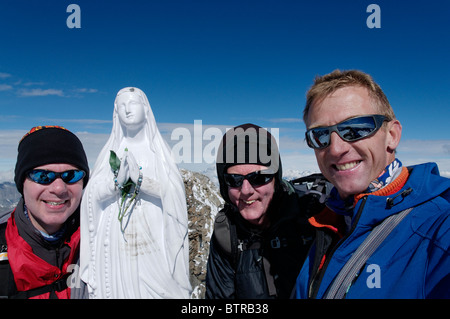 Les grimpeurs des Alpes sur le sommet du Grand Paradis, en Italie. Banque D'Images