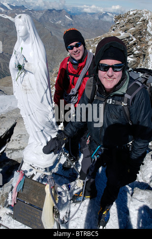 Les grimpeurs des Alpes sur le sommet du Grand Paradis, en Italie. Banque D'Images