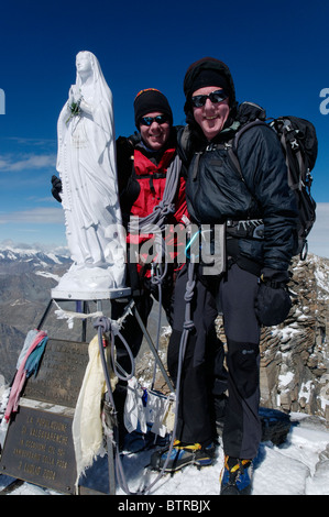 Les grimpeurs des Alpes sur le sommet du Grand Paradis, en Italie. Banque D'Images