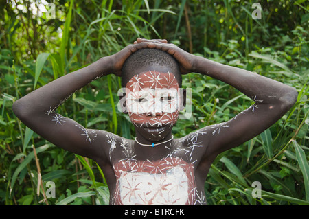 Surma garçon avec peintures corporelles, Kibish, vallée de la rivière Omo, en Ethiopie Banque D'Images