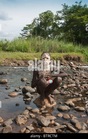 Surma garçon avec peintures corporelles, Kibish, vallée de la rivière Omo, en Ethiopie Banque D'Images