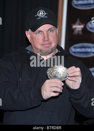 Professional Bull Riders et Garth Brooks coéquipiers pour Kids Foundation Annonce spéciale Banque D'Images