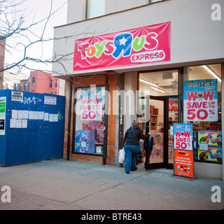 Le magasin Toys R Us Express dans la région de Harlem à New York Banque D'Images