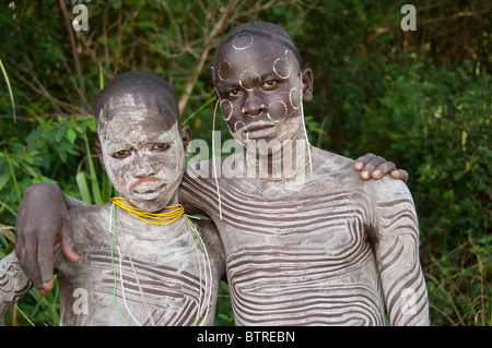 Surma man and boy avec des peintures corporelles, Kibish, vallée de la rivière Omo, en Ethiopie Banque D'Images