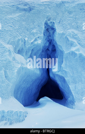 Dans la grotte de glace bleu iceberg Antarctique Banque D'Images