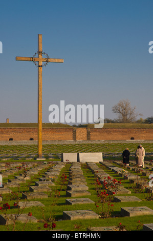 Cimetière de Mala Pevnost la petite forteresse de Terezin (Theresienstadt) North Bohemia République Tchèque Europe Banque D'Images