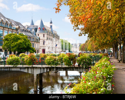 Quimper, Finistère, Bretagne, France, Europe - rivière Odet et la préfecture du département du Finistère building Banque D'Images