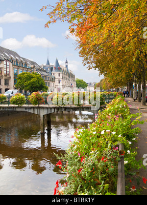 Quimper, Finistère, Bretagne, France - rivière Odet et la préfecture du département du Finistère building Banque D'Images