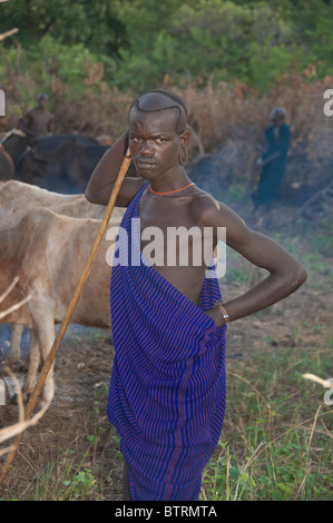 Herder Surma avec bétail près de Tulgit, vallée de la rivière Omo, en Ethiopie Banque D'Images