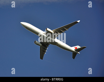 Air Canada Airbus A330 au décollage, l'aéroport de Heathrow, Londres, Angleterre, Royaume-Uni Banque D'Images