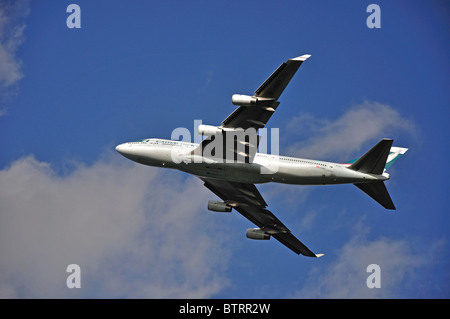 Cathay Pacific Boeing 747-400 au décollage, l'aéroport de Heathrow, Londres, Angleterre, Royaume-Uni Banque D'Images