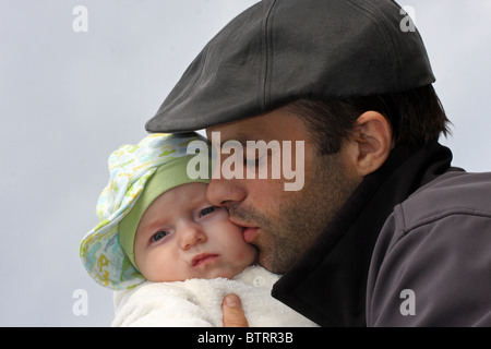 Père holding up et d'embrasser son fils. Banque D'Images