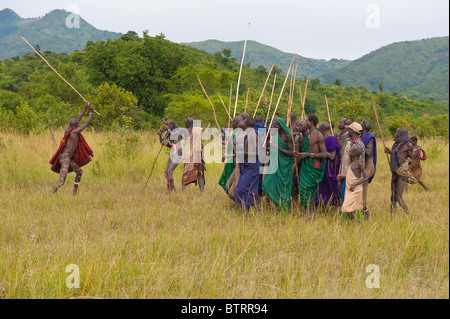 Donga stick lutte cérémonie, tribu Surma, Tulgit vallée de la rivière Omo, Ethiopie, Banque D'Images