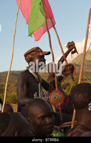 Donga stick lutte cérémonie, tribu Surma, Tulgit vallée de la rivière Omo, Ethiopie, Banque D'Images
