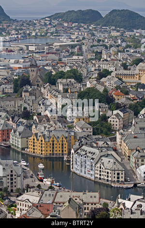 Vue depuis la montagne Aksla de la ville d'art nouveau d'Alesund et le canal Brosundet au premier plan. Connecté à Duke Rollo, Banque D'Images