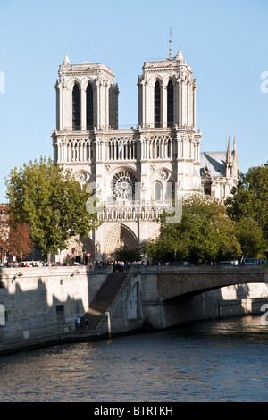 Magnifique à l'ouest l'avant de la cathédrale Notre-Dame s'élève au-dessus Petit Pont & Seine vu à partir de la rive gauche sur belle journée d'automne Banque D'Images