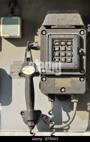 Vieux, weathered industrie téléphone avec composition à partir d'Fernsig, Essen/Allemagne. Récepteur lourd, en partie pourrie, fixée au mur. Banque D'Images