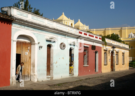 Femme à partir de la porte d'un bâtiment colonial restauré, Antigua, Guatemala. Antigua est un UNESCO World Heritage site. Banque D'Images