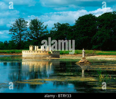 Larchill Arcadian Garden, Co Kildare, Irlande ; l'île du lac et Château de la folie 'Gibraltar' Banque D'Images