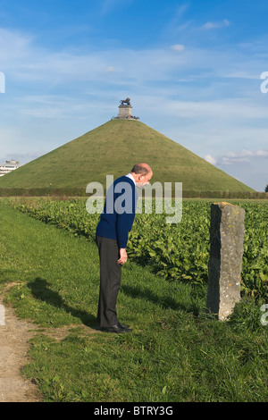 Les touristes à la recherche à une stèle sur le site de la bataille de Waterloo, Brabant flamand, Belgique Banque D'Images