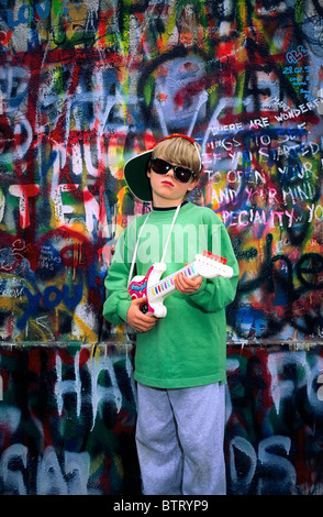 U2 Wall, Dublin, Dublin, Irlande, Boy Holding A Toy Guitar Banque D'Images