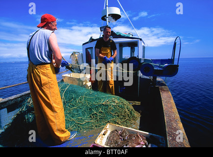 Les pêcheurs côtiers, attraper les poissons, moine Co Waterford, Ireland Banque D'Images