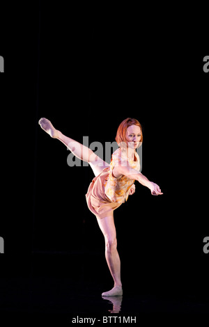 Londres, ANGLETERRE - Rambert Dance Company exécution Awakenings au Sadler's Wells, Angela Towler dancing Banque D'Images