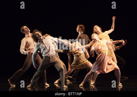 Londres, ANGLETERRE - Rambert Dance Company exécution Awakenings au Sadler's Wells Banque D'Images