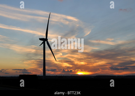 Éolienne sur les fens au coucher du soleil, Cambridgeshire, Angleterre, RU Banque D'Images