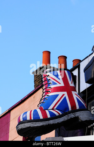 Un géant Union Jack Dr Martens boot au-dessus d'une boutique de Camden High Street, London, England, UK Banque D'Images