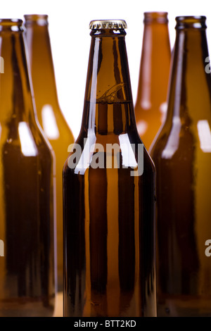 Bouteilles en verre brun foncé pleine de bière on white Banque D'Images