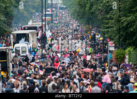 La foule à Ladbroke Grove le carnaval de Notting Hill, Londres, Angleterre. Banque D'Images