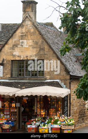 Les épiciers de village en magasin Cotswalds Banque D'Images