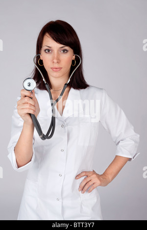 Jeune femme confiante doctor with stethoscope prêt pour l'examen médical. Banque D'Images