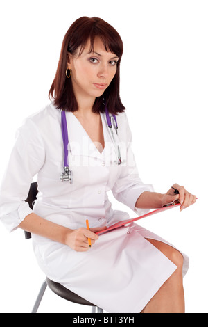 Jeune femme médecin convaincu sitting, isolé sur fond blanc. Banque D'Images