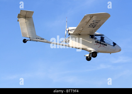 Avion ultra-léger en vol. L'aérodrome de sport, Katowice, Pologne. Banque D'Images