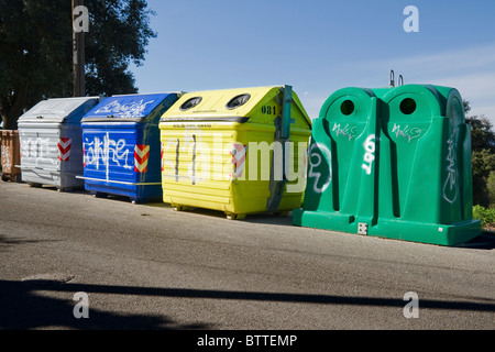 Couleur des poubelles de recyclage complet Banque D'Images