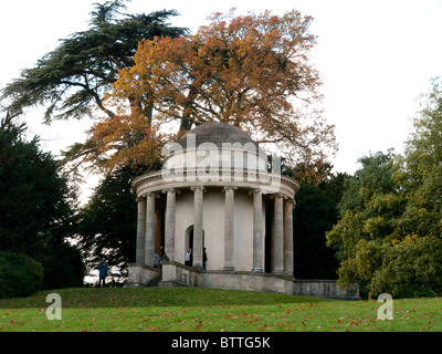 En vertu de l'antique Temple Stowe paysage de jardins, Buckingham, Bucks, Royaume-Uni Banque D'Images