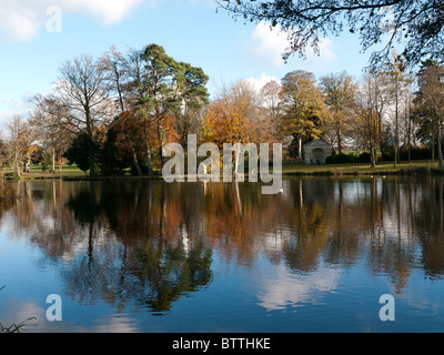 Réflexions d'automne dans le lac de Stowe paysage de jardins, Buckingham, Bucks, Royaume-Uni Banque D'Images